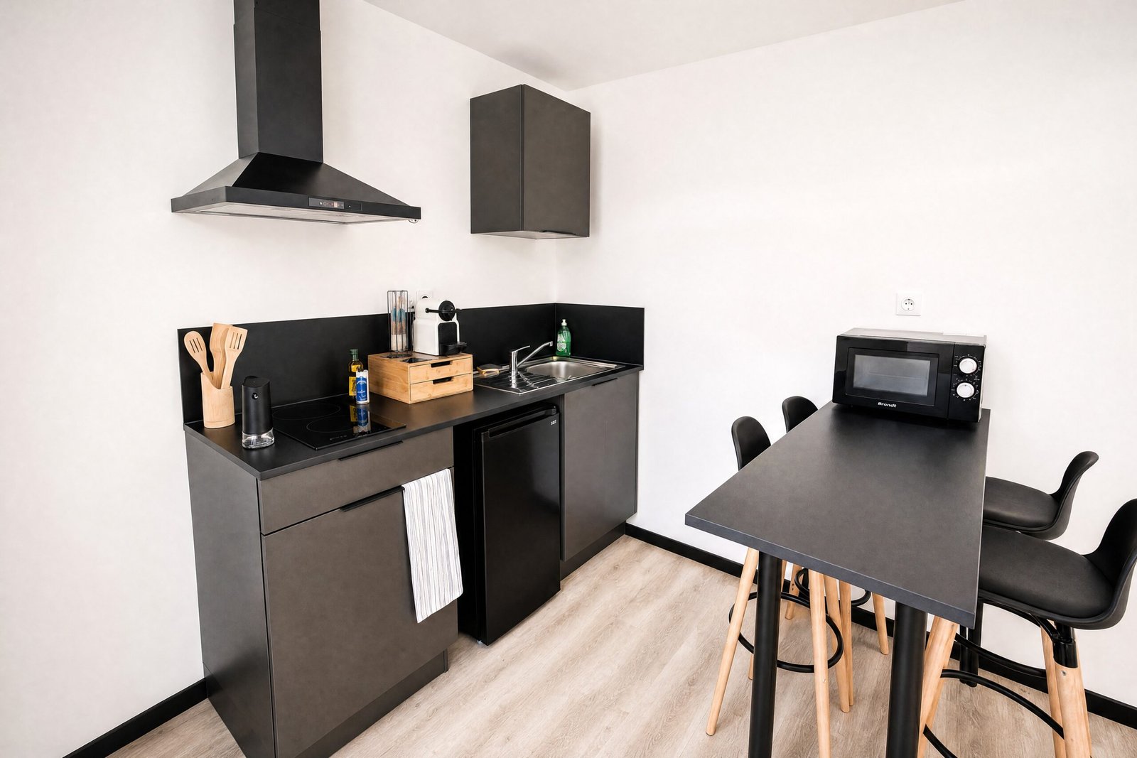 04-chambre-4-personnes-kitchenette-salle-manger